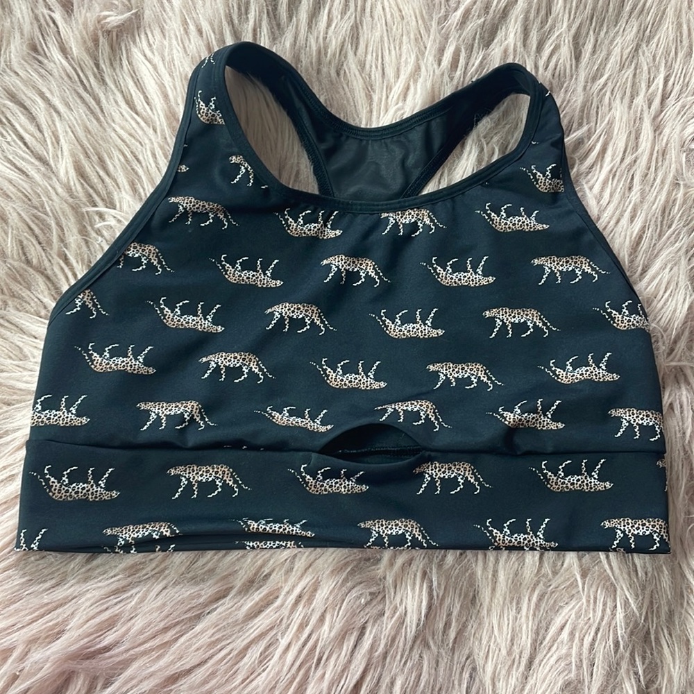Victoria’s Secret sports black bra with leopards size medium